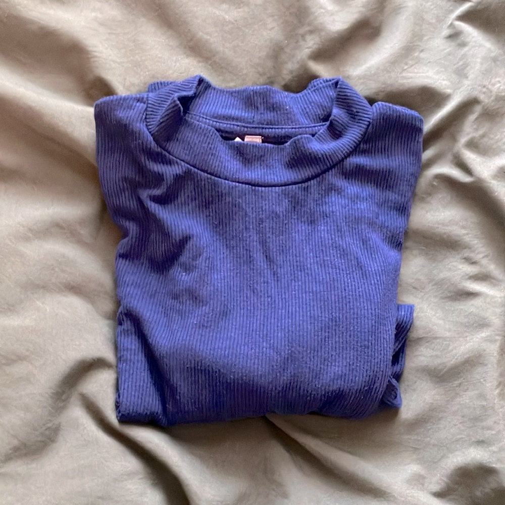 Cropped tight fitting navy blue long sleved shirt